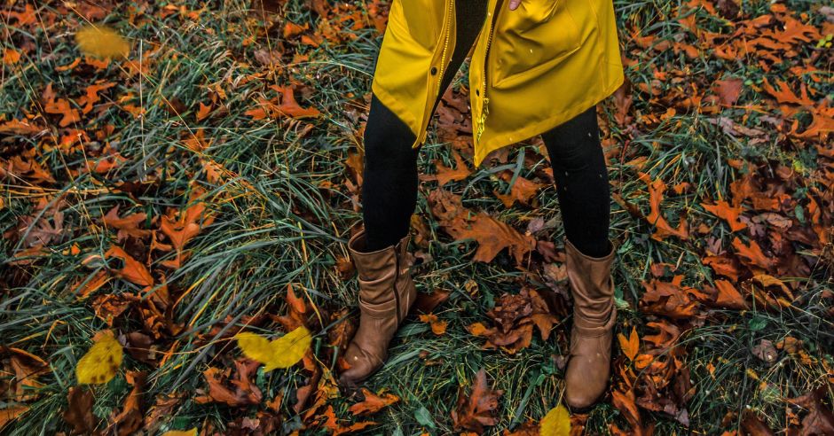 шкіряні чоботи на опалому листі