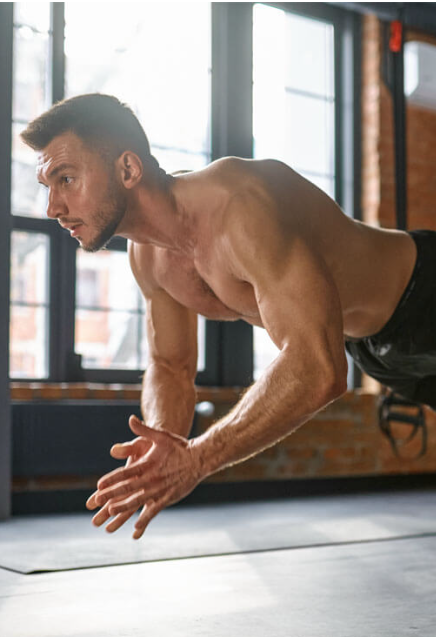 Хлопець робить вправи