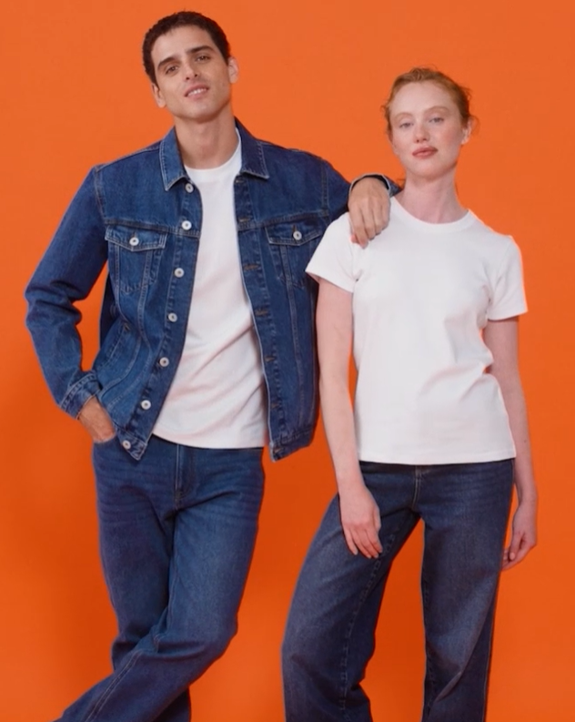 Дівчина та хлопець в джинсовому одязі