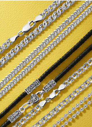 Дівчина сидить у прикрасах