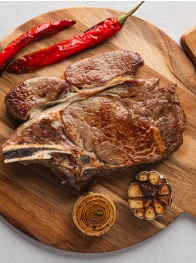 Приготований стейк, чилі та часник