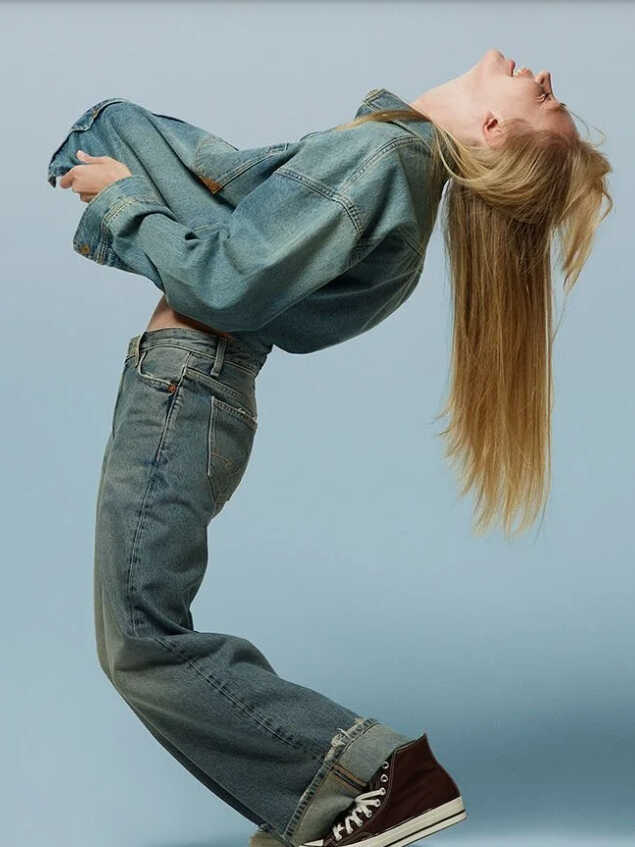 Дівчина в джинсах та джинсовій сорочці