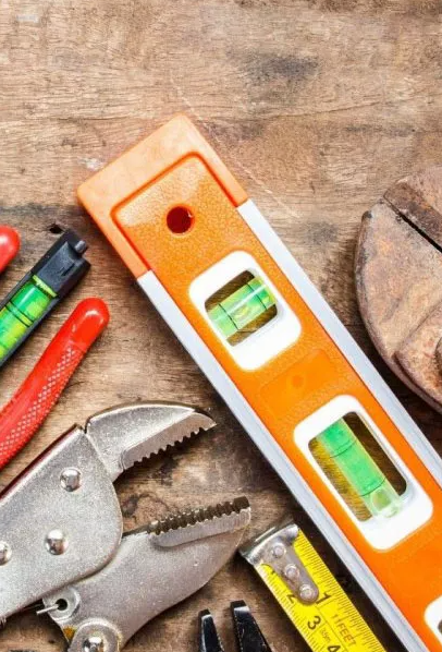 Різноманітні інструменти на столі