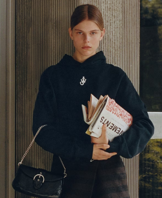 Дівчина з сумочкою та газетою