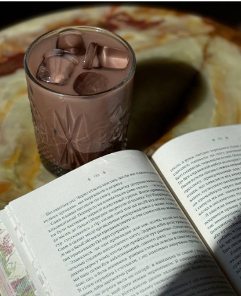 Розкрита книжка та какао з льодом