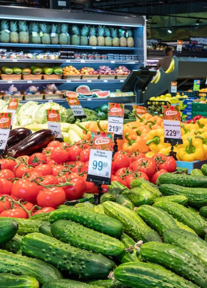 Полиці зі свіжими овочами